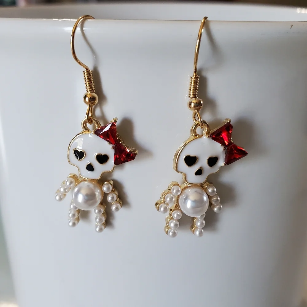 Skull Pearl Dangle Earrings - Picture 5 of 9